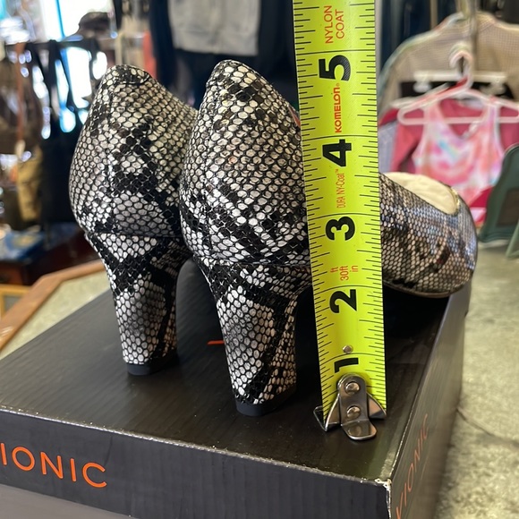 Vionic women's heels, size 7 wide style Madison MIA snake - Picture 6 of 6